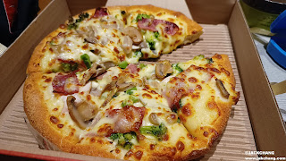 Takeaway Review | Pizza Hut Swirl Cinnamon Roll and White Sauce Smoked Chicken Bacon Pizza