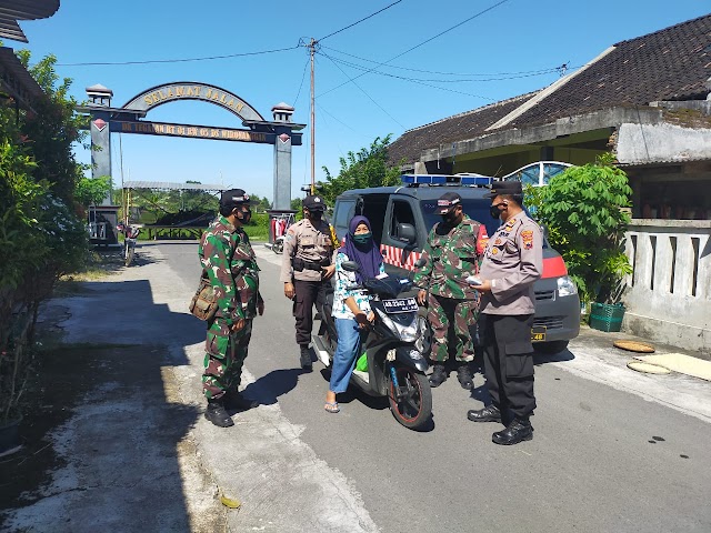 Koramil 07/Gatak Bagikan Masker ke Pengguna Jalan Untuk Memutus Penyebaran Covid-19 