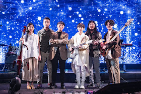 左至右：大提琴手佳瑩（老王樂隊）、鼓手會元（老王樂隊）、主唱立長（老王樂隊）、魏嘉瑩、吉他手偉碩（老王樂隊）、貝斯手潔民（老王樂隊）
