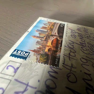 Gelamineerde ansichtkaart uit Australië, detail van achterkant met postzegel