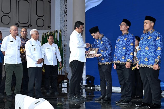 Gubernur Bobby Nasution Serahkan 692 SK CPNS Pemprov Sumut