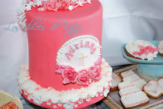 tarta de bautizo con rosas modeladas de fondant