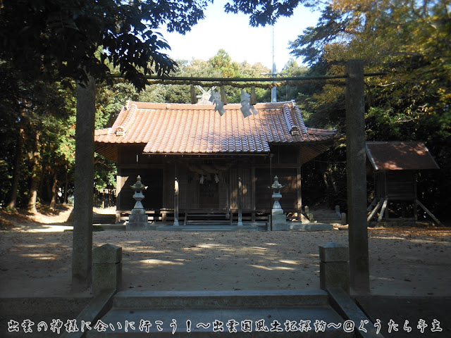 加毛利神社　拝殿と注連柱