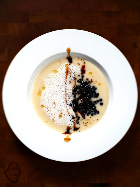 Schwarzwurzel-Pastinaken-Suppe mit Milchschaum, Beluga-Linsen und Aceto Balsamico