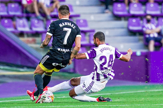 Joaquín se cruza ante Narváez. REAL VALLADOLID C. F. 2 REAL ZARAGOZA 0. 20/08/2021. Campeonato de Liga de 2ª División, jornada 2. Valladolid, estadio José Zorrilla. GOLES: 1-0: 17’, Javi Sánchez. 2-0: 90+1’, Toni Villa.