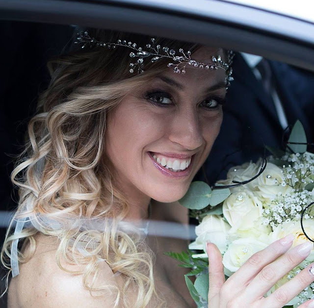 A professora italiana de educação física Laura Mesi, de 40 anos, fez uma festa de casamento para se casar consigo mesma.
A festa teve tudo que tem uma festa tradicional de casamento: vestido branco, lançamento do buquê, bolo e 70 convidados, entre amigos e parentes.