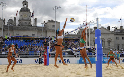 Chicas jugando Volleyball Playero en los Juegos Olímpicos de Londres 2012