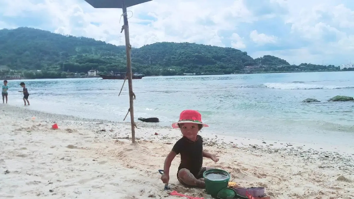 bermain pasir di  pulau merak kecil cilegon