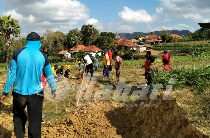 Permudah Aktivitas Warganya, Kades Tampojung Tenggina bersama Forkopimka Waru Buat Akses Jalan Baru