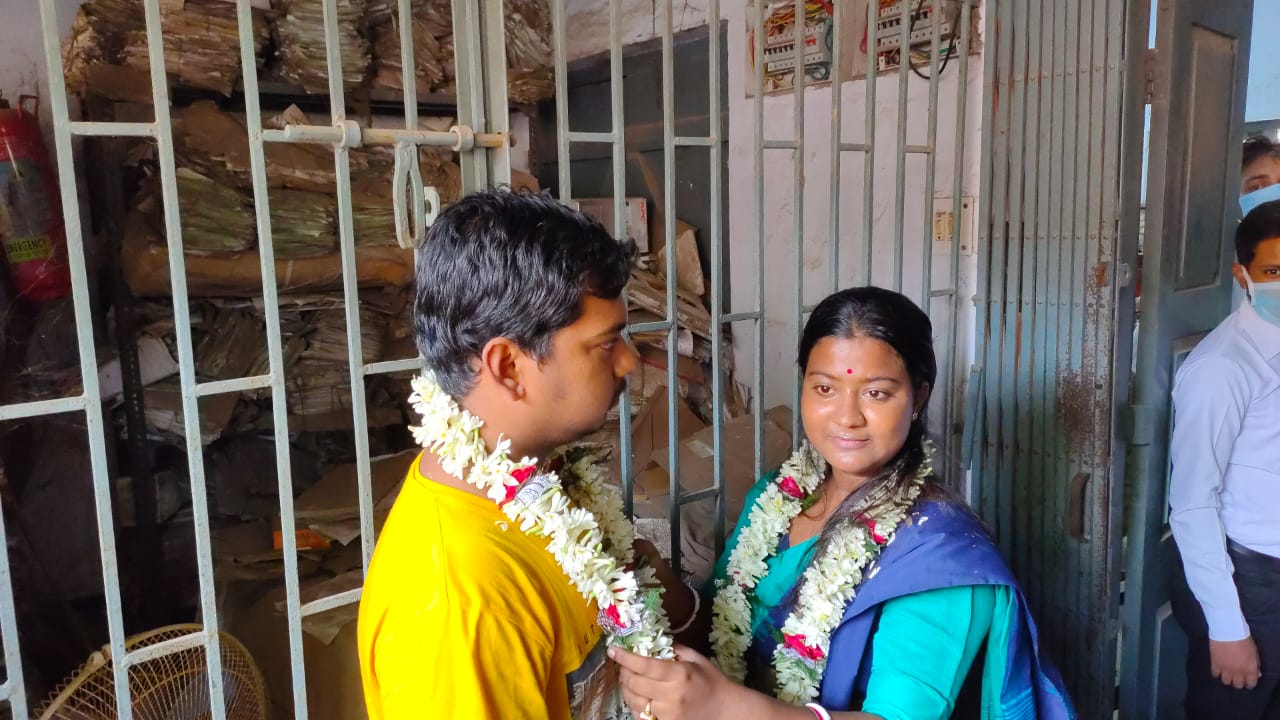 Married-at-Bangaon-court-premises