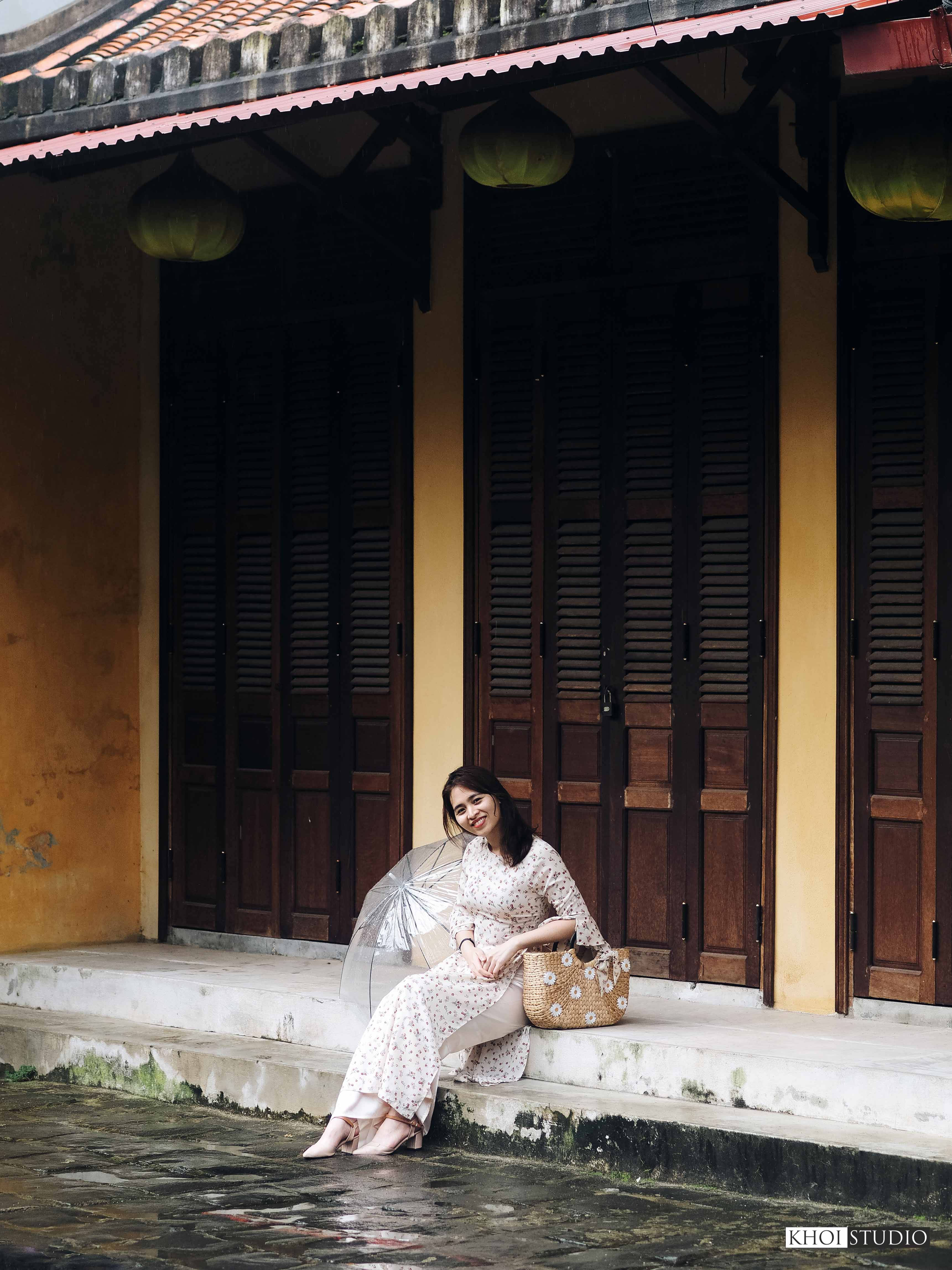 find-a-travel-photographer-in-da-nang-hoi-an-take-photos-of-ao-dai-in-the-rainy-season-in-the-old-town