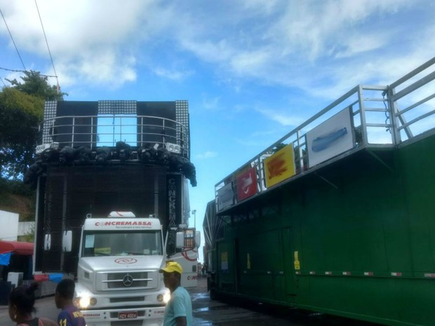 Motorista de trio é eletrocutado após veículo tocar rede elétrica na Barra