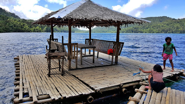 "guyod girls" prepare a "floating cottage" for departure to the middle of Lake Danao