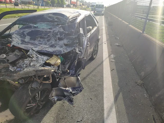 Carro invade a contramão e bate contra caminhão e motorista morre, em Resende