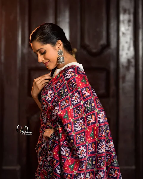 TV Anchor Model Rashmi Gautam Photo Shoot In floral Saree