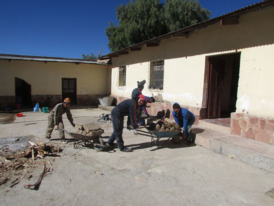 Vor dem Pfarrfest zu Ehren von San Juan Bautista in Talina Bolivien haben wir noch einiges am Pfarrhaus dort renoviert