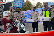 Indahnya Berbagi di Bulan Ramadhan, Kapolres dan  Sat Lantas Lombok Tengah Bagikan Takjil ke Pengendara