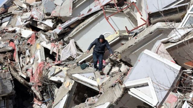 Estiman que hasta 90.000 personas podrían haber muerto en terremoto de Turquía y Siria