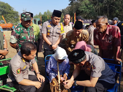 Polri Bantu Kekeringan Gunung Kidul