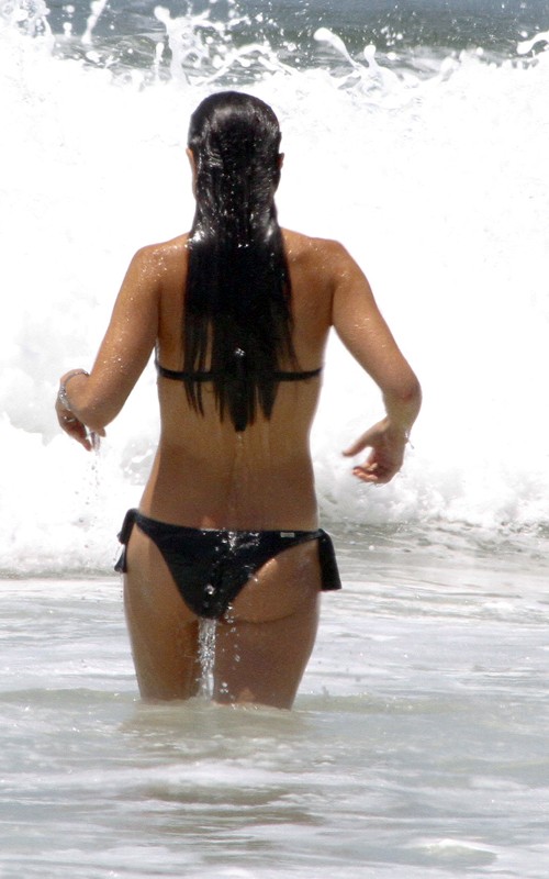 Upskirt Celebs Jordana Brewster's bending over in her bikini