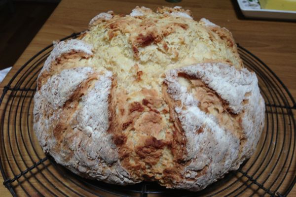 Pea and herb soup with soda bread