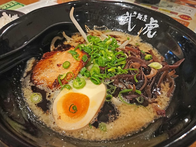 黒豚骨ラーメンの写真