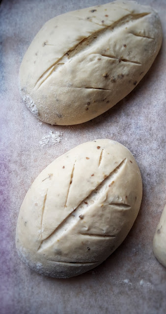 pane di primavera con fiori di sambuco, formatura