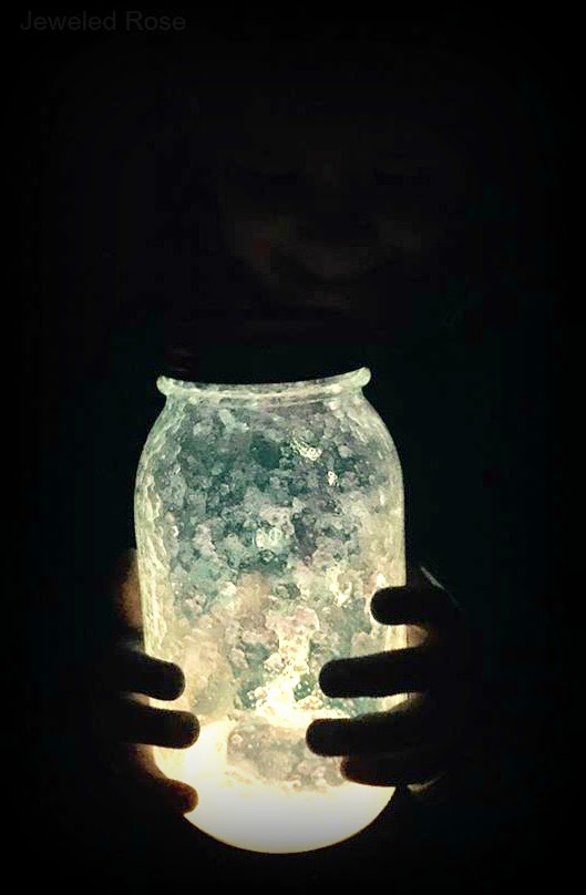 CAPTURE A FAIRY! (Craft for kids) #fairyjars #fairyjarsdiy #fairygardenideas #captureafairyinajar #craftsforkids #artsandcraftsforkids 