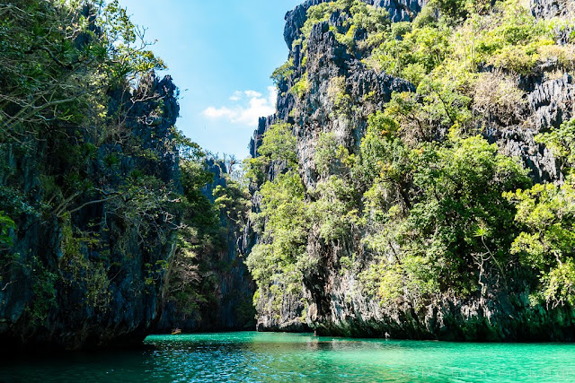 Small-Lagoon-Miniloc-Archipel-de-Bacuit-Palawan-Philippines