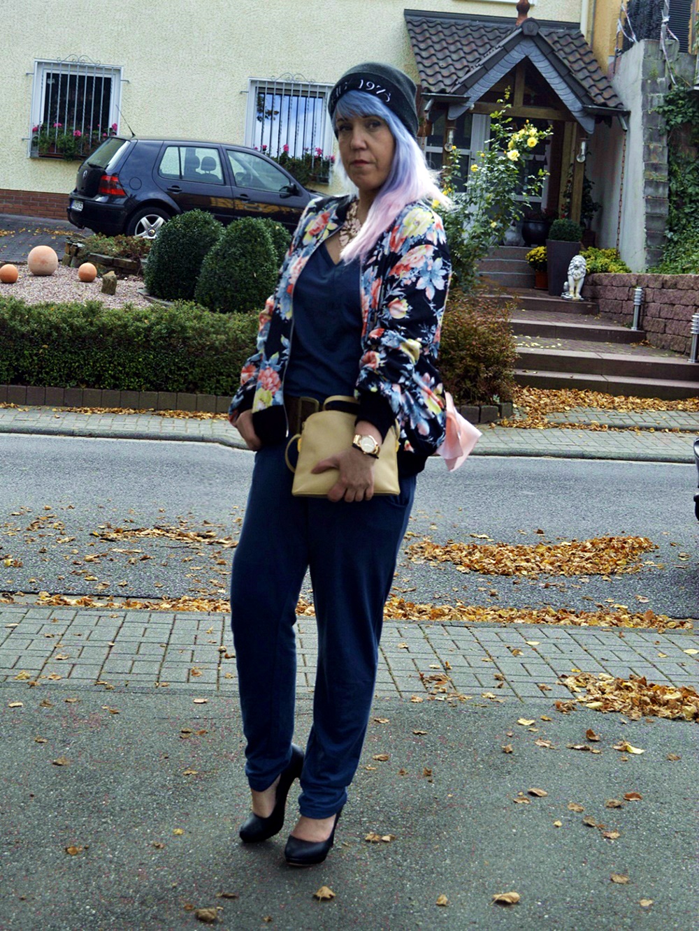 Petrol blue jumpsuit & flowerprinted Bomberjacket - Streetstyle look for autumn 