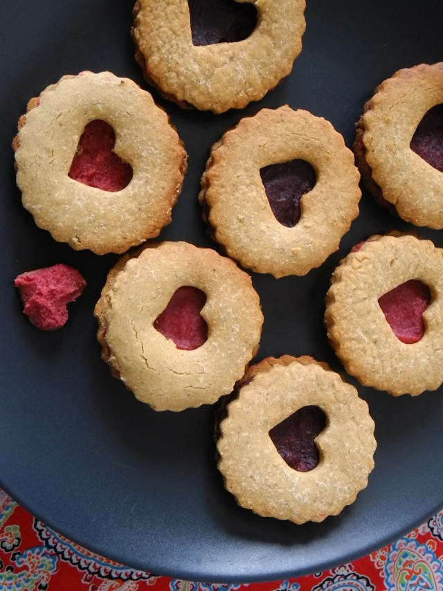 Raspberry and blackcurrant biscuits - Recipe