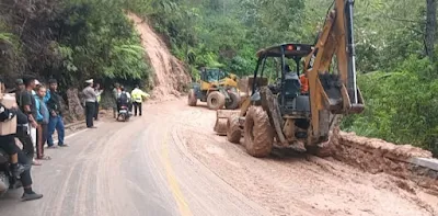 Longsor Di Jalan Lintas Toba - Taput, Kendaraan Macet Panjang