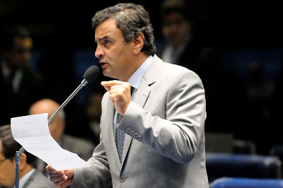 Aécio Neves critica subserviência do Senado