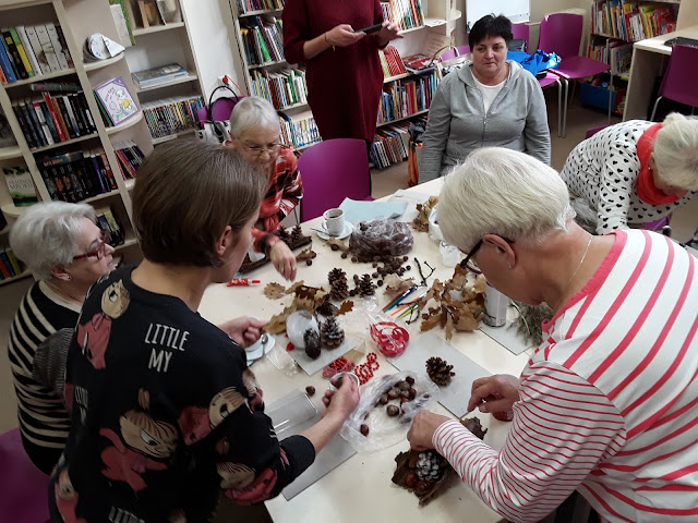 Klub Seniora "Bociania Oaza" Bydgoszcz; Wojewódzka i Miejska Biblioteka Publiczna im. dr. Witolda Bełzy w Bydgoszczy. Filia nr 5 na Bocianowie przy ulicy Pomorskiej, spotkanie w bibliotece, zajęcia, warsztaty, rękodzieło, warsztaty plastyczne, liście, szyszki, kasztany, jesień, stroiki