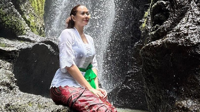 Pakai Kebaya Putih, Aura Kasih Jalani Ritual di Bali