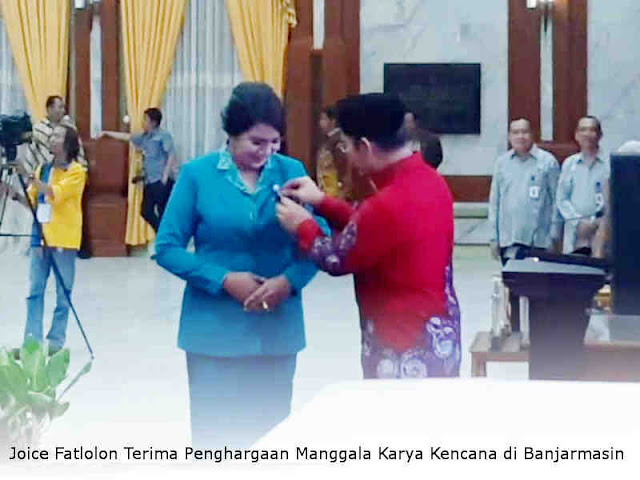 Joice Fatlolon Terima Penghargaan Manggala Karya Kencana di Banjarmasin