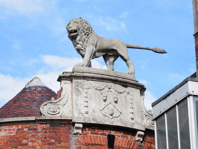 Lion sculpture, Lion Hotel Shrewsbury