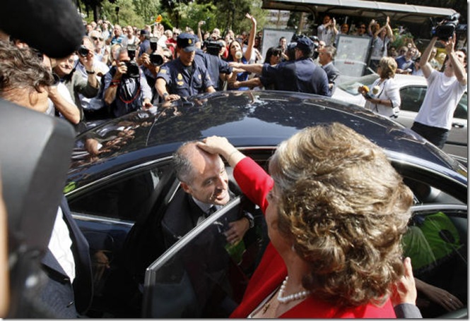 Valencia, 20/05/2009. La alcladesa de Valencia, Rita Barberá, ayuda al President de la Generalitat, Francisco Camps, a introducirse en su coche, después de salir del TSJ donde este último ha declarado por el caso Gürtel. El Mundo/Benito Pajares