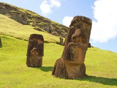 Moai na Ilha de Páscoa, Chile (foto de Stephanie Morcinek em www.unsplash.com)