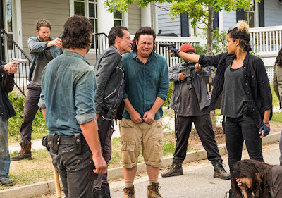 Rick Grimes (Andrew Lincoln), Negan (Jeffrey Dean Morgan), Eugene Porter (Josh McDermitt) ed Arat (Elizabeth Ludlow) nell'episodio 8