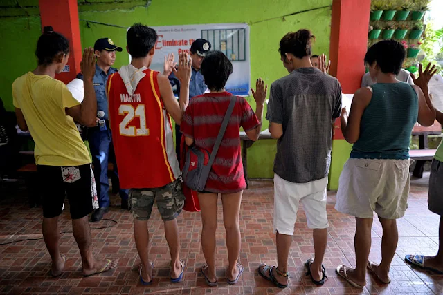 Drug users take their oath that they will not be involved with drugs again, after they surrendered to local authorities in Pasig city, metro Manila, Philippines September 17, 2016. Picture taken September 17, 2016. REUTERS/Ezra Acayan