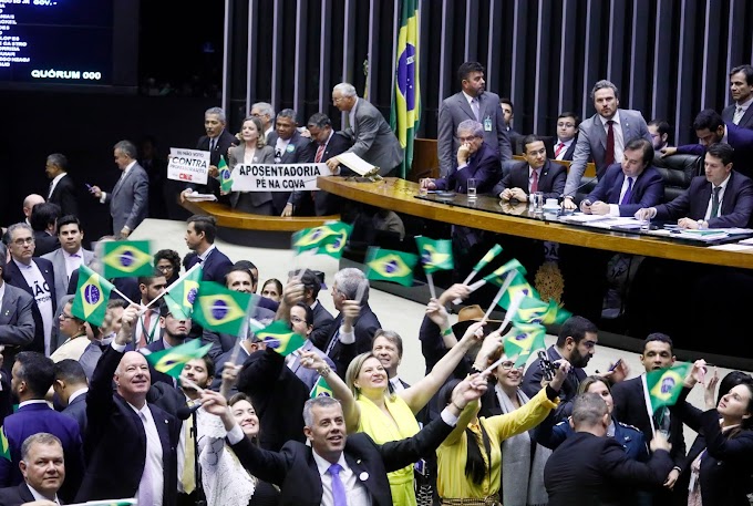 O Mês em Resumo: Reforma previdenciária é aprovada, Bolsonaro volta a polemizar, seleção vence a Copa América e mês de luto pesado com adeus á João Gilberto, Paulo Henrique Amorim e Ruth de Souza