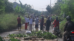 Pengajuan Pembangunan Jalan Tidak Direspon, Warga Banjar Agung Tutup Akses Jalan Utama Menuju Terminal Pakupatan 