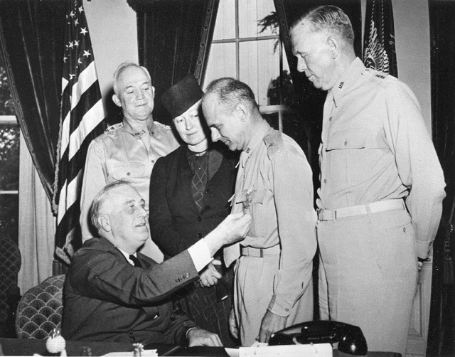 Roosevelts gives Doolittle Medal of Honor 19 May 1942 worldwartwo.filminspector.com