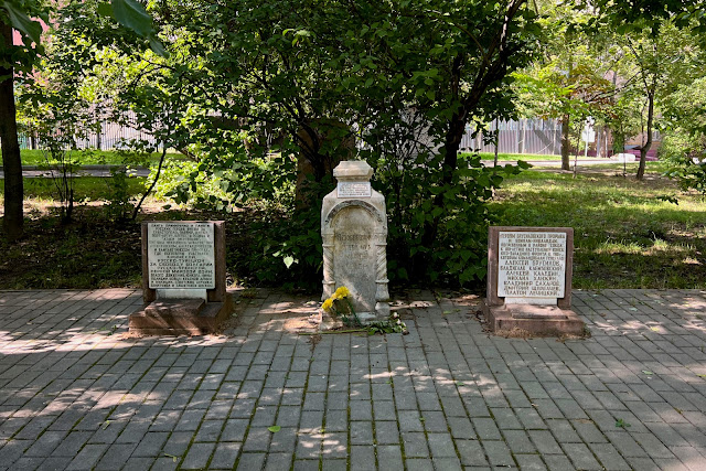 улица Алабяна, сквер Арбатец, надгробие Арбатецкого кладбища и мемориал «Примирения и памяти Русских героев»
