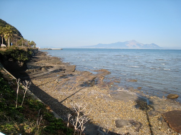 御輿来海岸の向こうにもまだまだ雲仙普賢岳