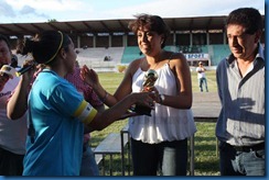 dama de la cancha coralia monterroso entrego pdta. liga gloria lemus