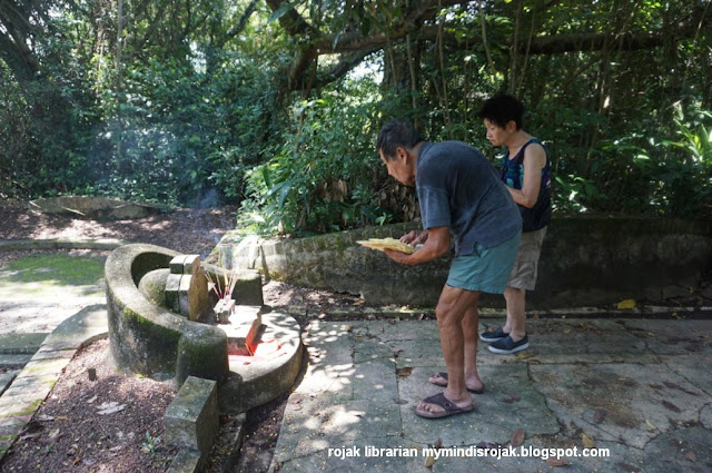 Paying respects to ancestors during Qing Ming at Bukit Brown