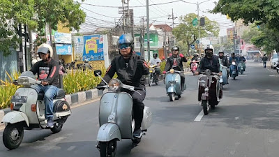 Isi Libur Akhir Pekan, Pecinta Motor Scooter Tua Keliling Kota Sidoarjo Sambil Baksos   