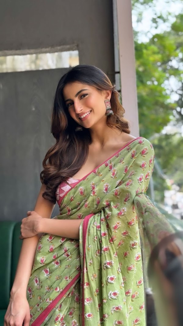 palak tiwari saree cleavage hot actress